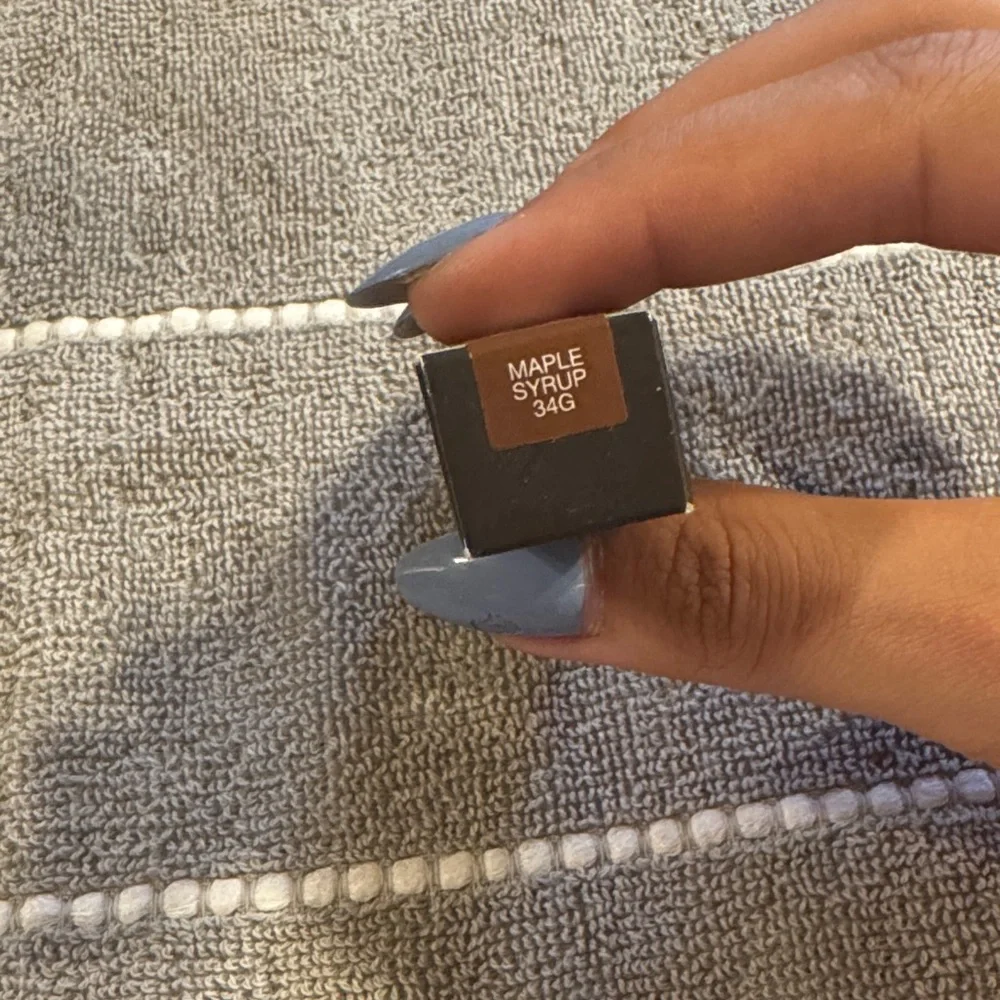 NIB HUDA BEAUTY Overachiever Concealer - Black and Gold